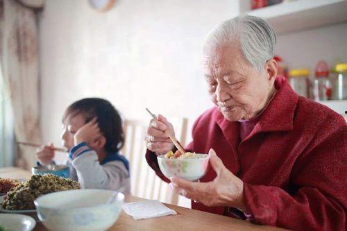 平安大爷爆料姥姥视频,姥姥视频背后的温馨故事